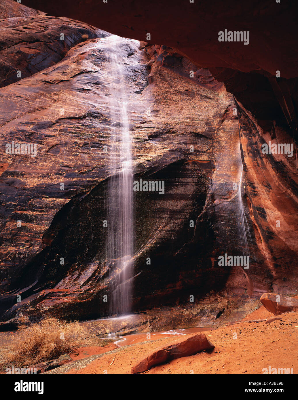 Cascata incorniciato dalla grotta proposto BLM deserto dello Utah Foto Stock