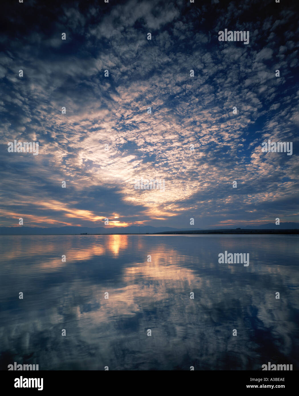 Mattina nuvole riflettono in gran Salt Lake parco dello stato dello Utah Foto Stock