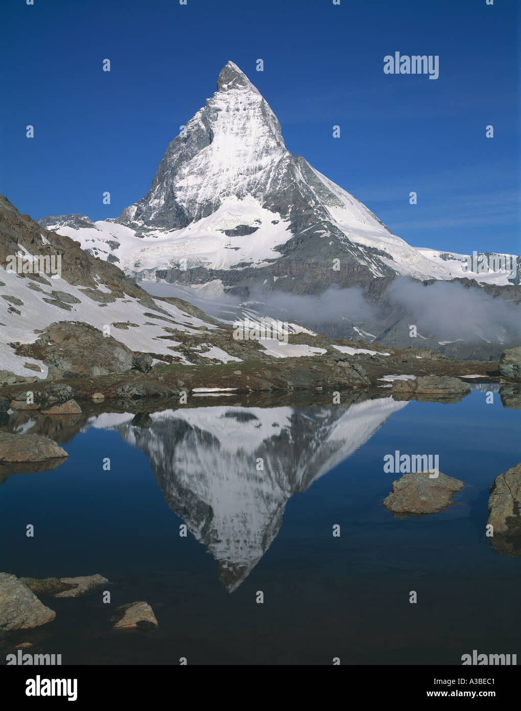 Il Cervino riflesso in un Tarn Alpi svizzere Svizzera Foto Stock