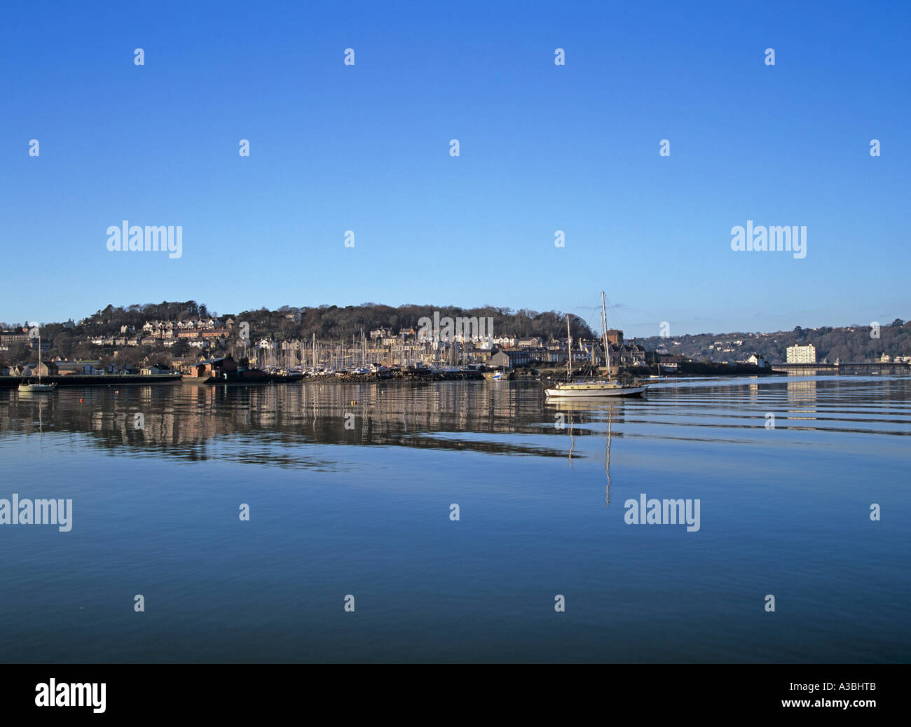 PORTH PENRHYN GWYNEDD North Wales UK Gennaio cercando di fronte alla città di Bangor marina da Penrhyn Port Foto Stock