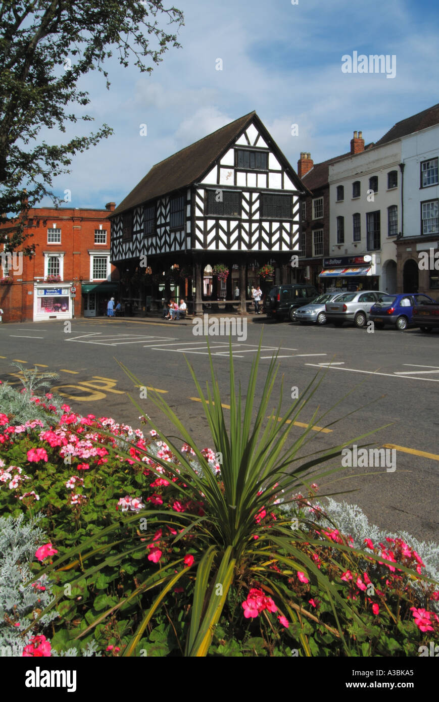 Ledbury strada estate biancheria da letto display floreale con graticcio hall di mercato al di là con indicazioni stradali Foto Stock