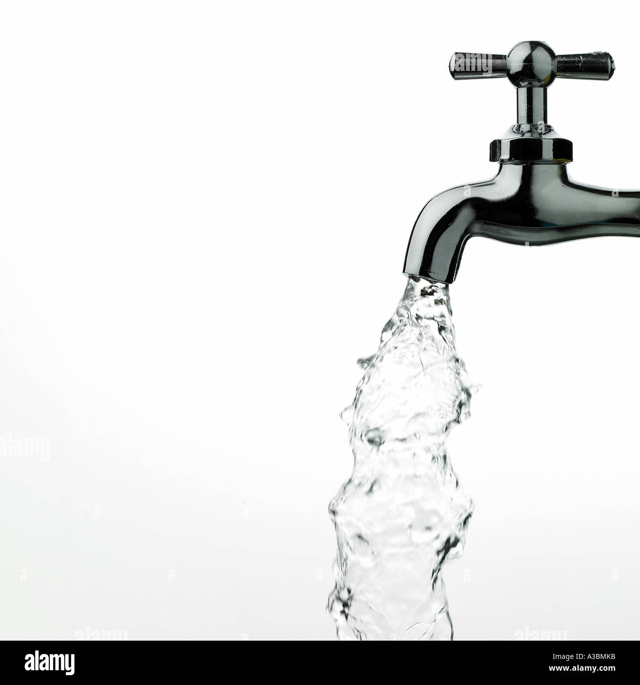 Un rubinetto di acqua con acqua Foto Stock