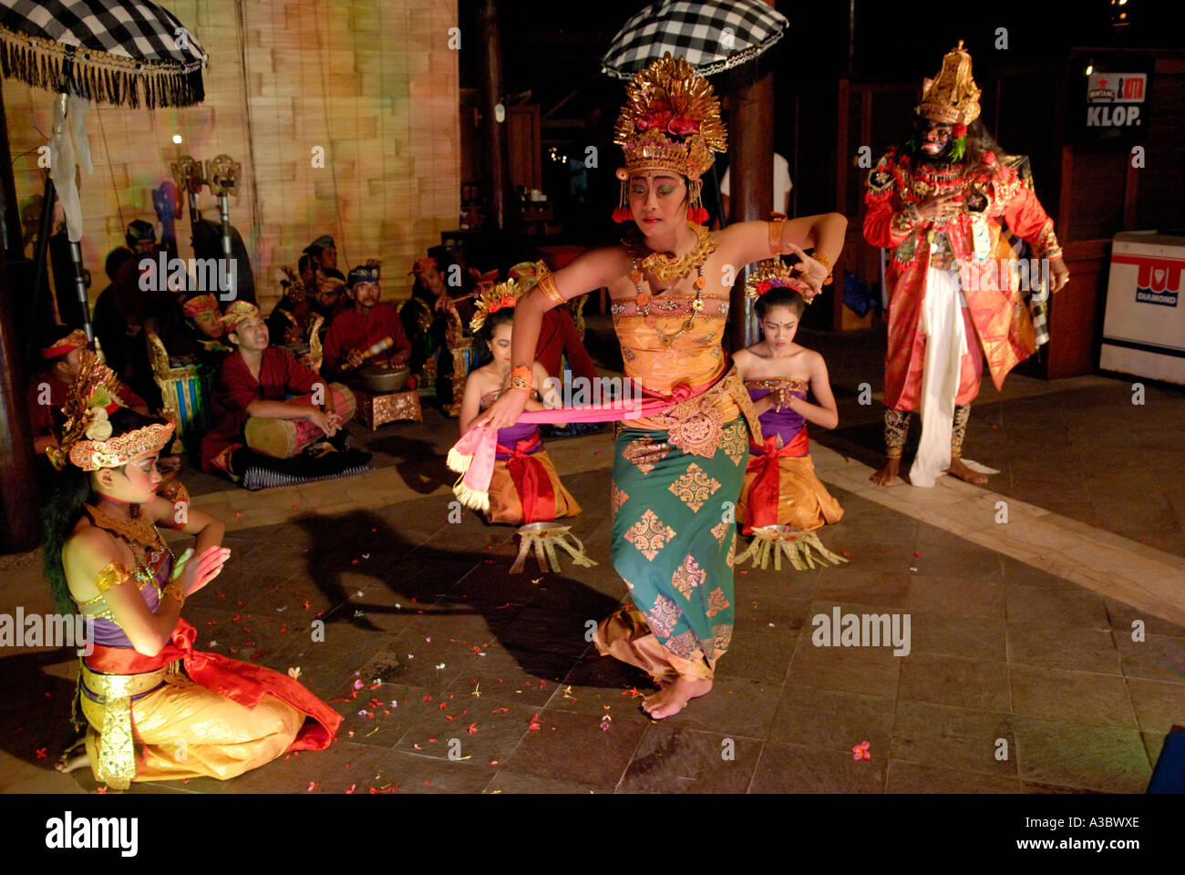 Bali balinese tradizionale danza CAK o Kecak - danza scimmia, eseguita per gli ospiti dell'hotel. Seminyak Kuta, Bali Indonesia 2006 anni 2000 OMERO SYKES Foto Stock