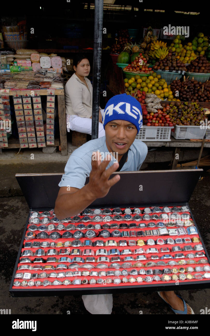 Uomo che vende falso designer orologi marchio mercato strada Ubud, Isola di Bali in Indonesia Sud-est asiatico 2006 2000s HOMER SYKES Foto Stock