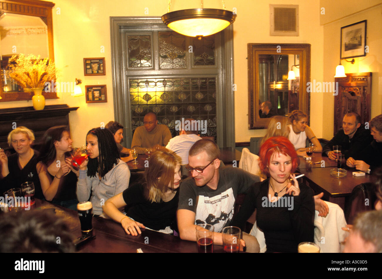 I giovani bere nei pub di Pembroke, Camden, London, England, Regno Unito Foto Stock