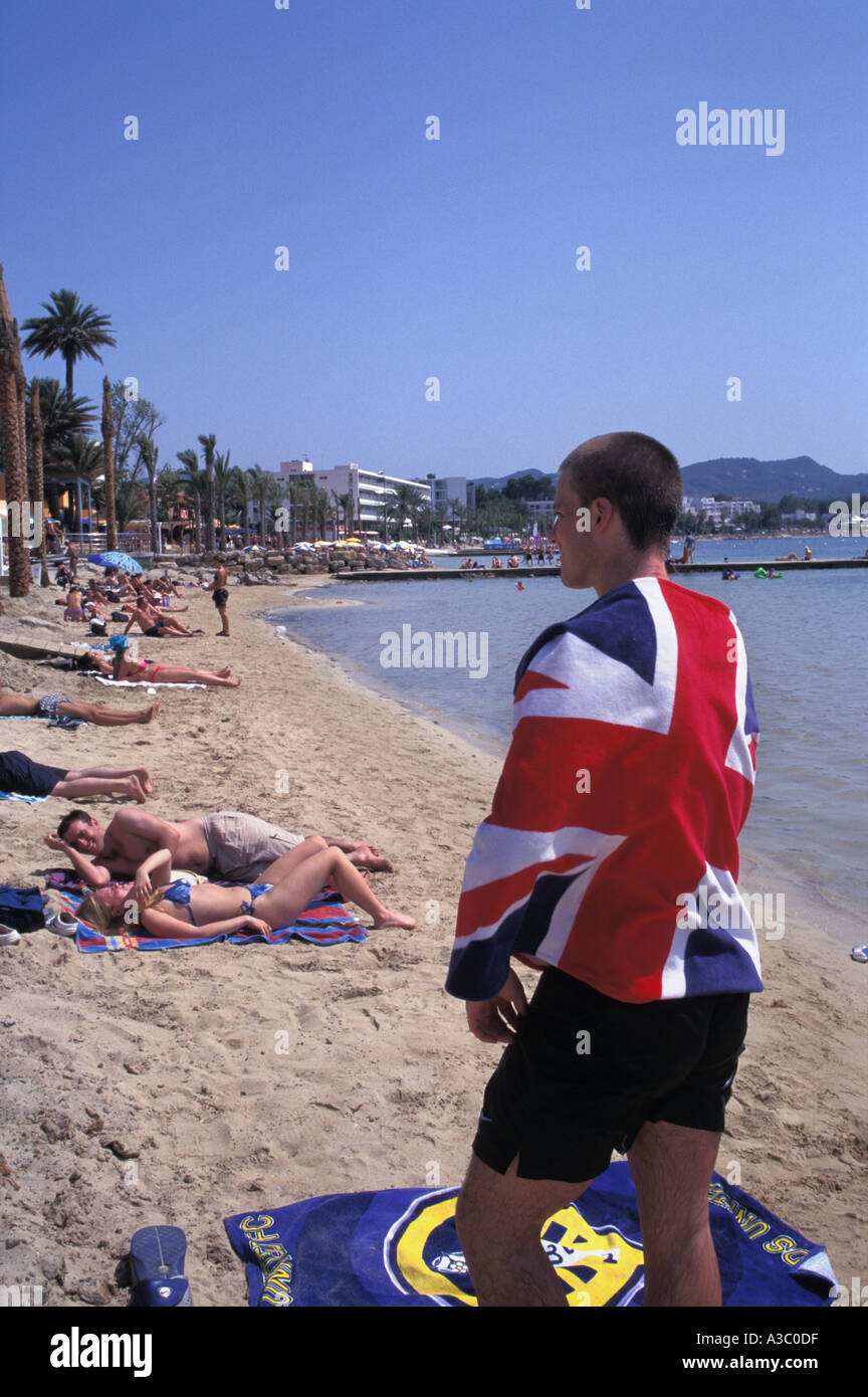 British vacanziere sulla spiaggia di San Antonio, Ibiza, Spagna Foto Stock