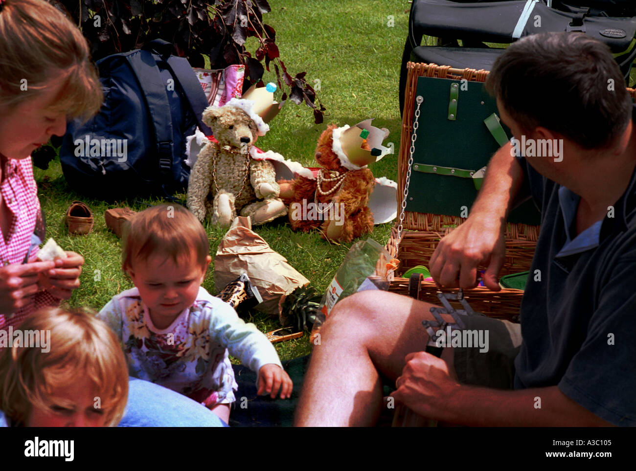 TEDDY BEAR PICNIC giardini inglesi alimentare FUN ORSACCHIOTTO Foto Stock