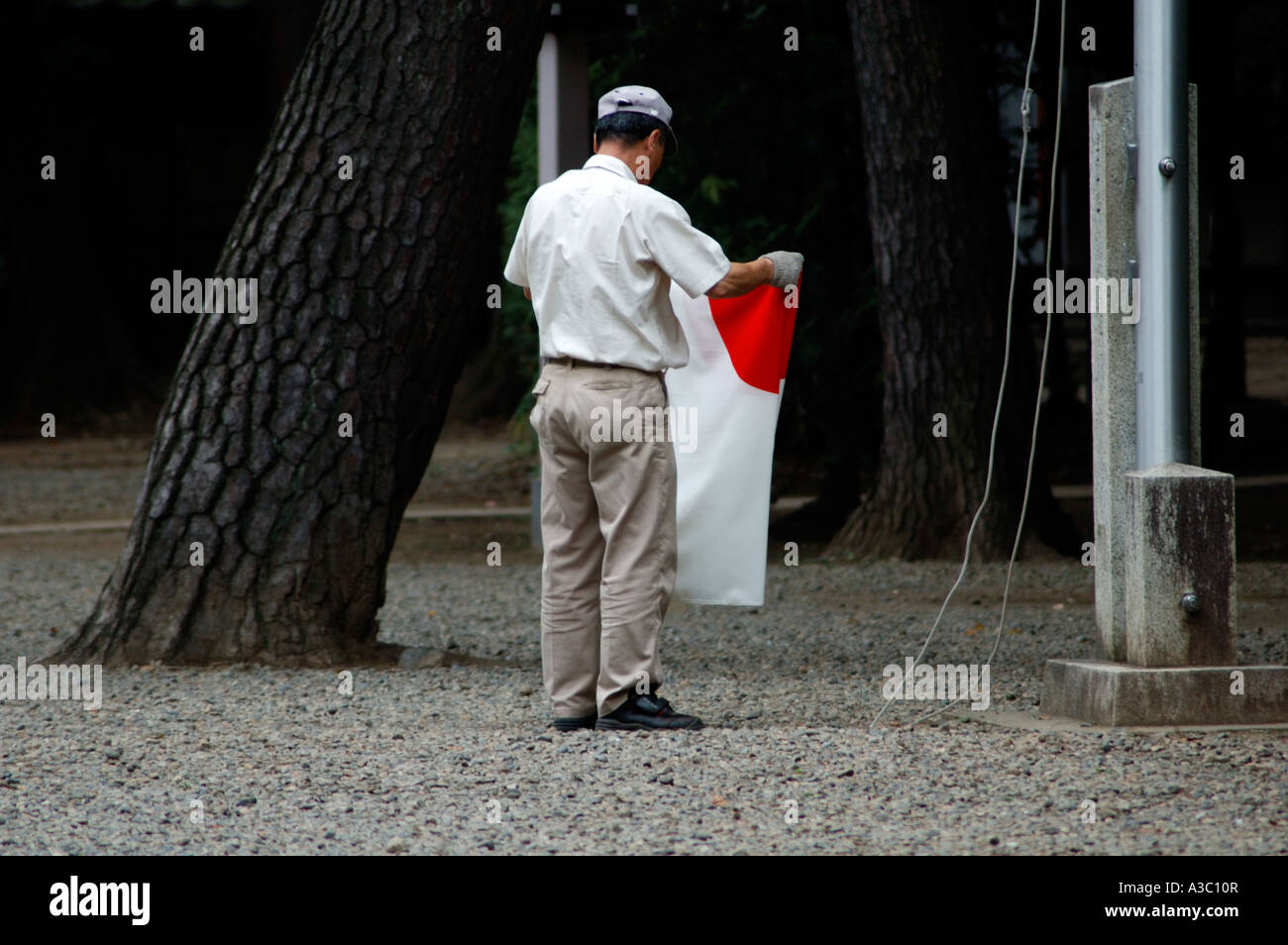 L'uomo portando la bandiera giapponese alla fine della giornata Foto Stock