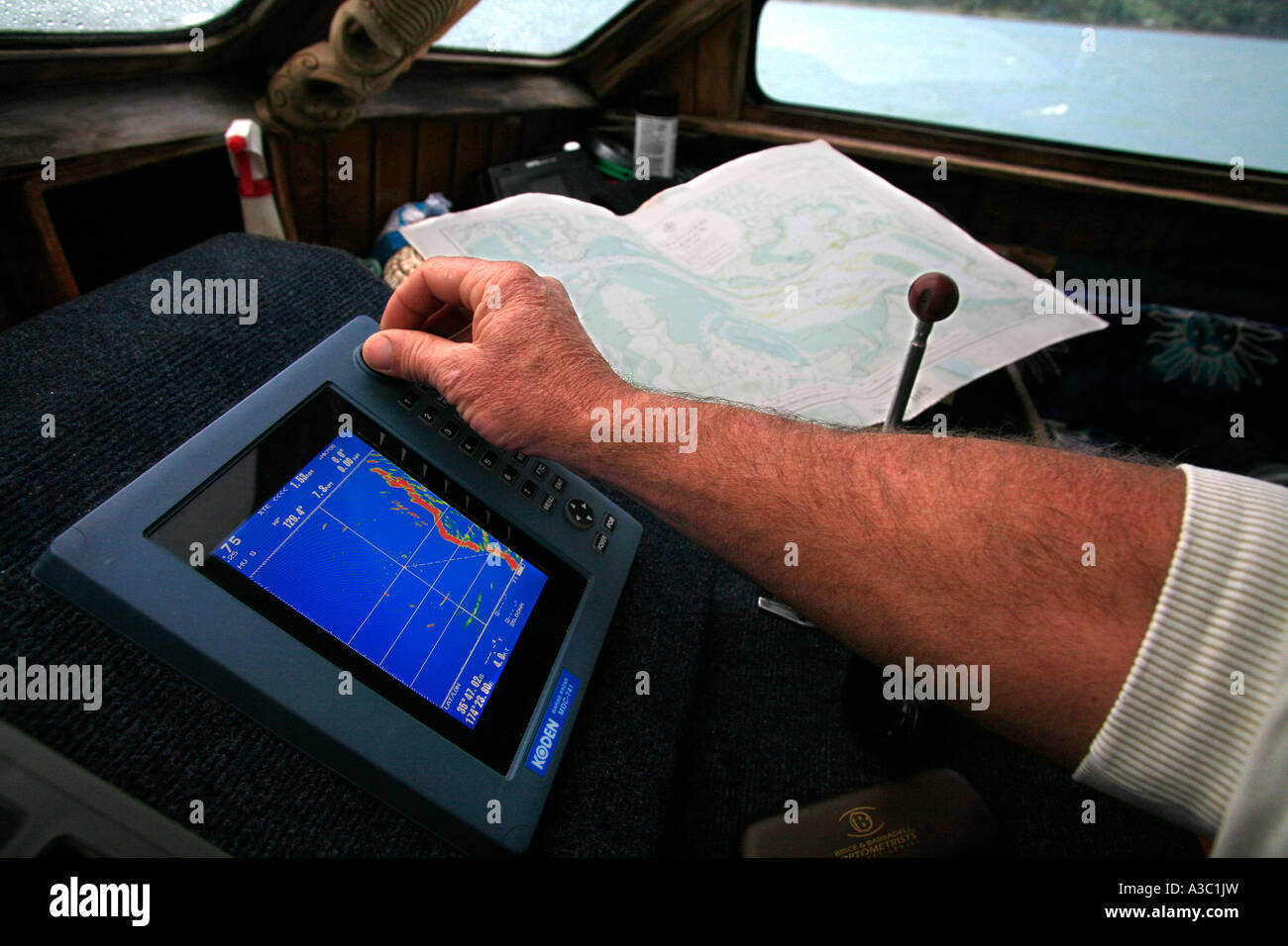 Radar per la navigazione e il display grafico marino a fianco di ogni altro sul ponte di un piccolo e moderno yacht Foto Stock