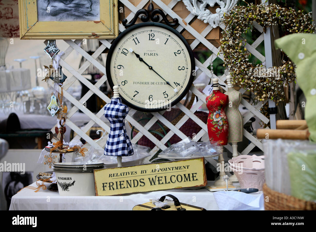Un vecchio orologio e altri articoli di moda per la vendita in un mercato all'aperto in corrispondenza di Kirribilli a Sydney in Australia Foto Stock