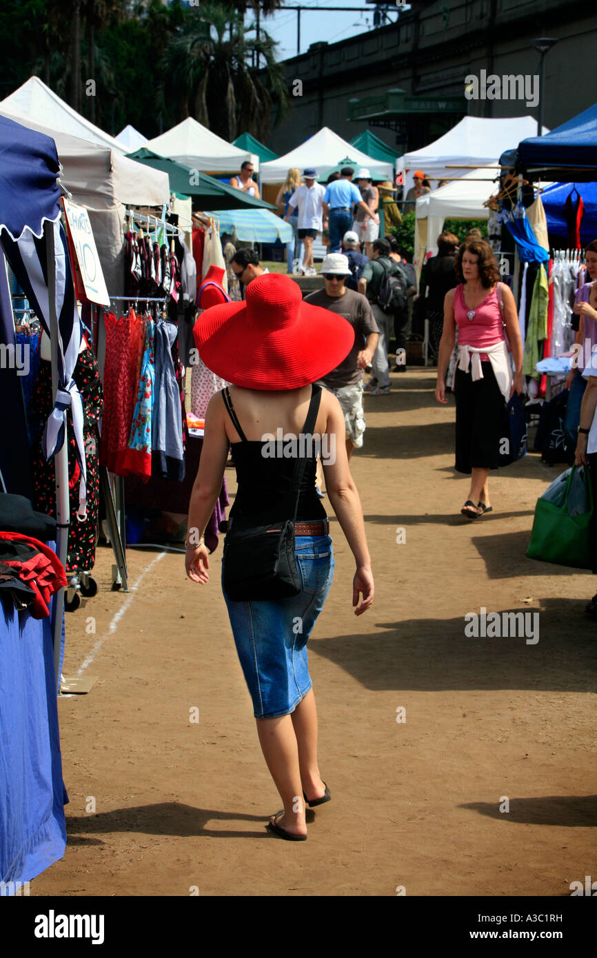 Una giovane donna shopping al mercato all'aperto di Sydney Australia Foto Stock