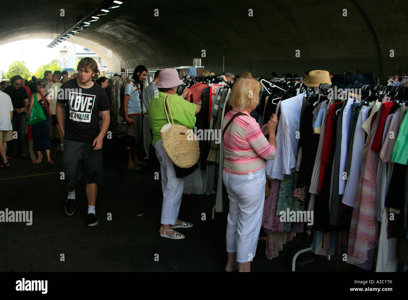 Donna anziana shop per capi di abbigliamento e articoli di moda in un mercato all'aperto in corrispondenza di Kirribilli a Sydney in Australia Foto Stock
