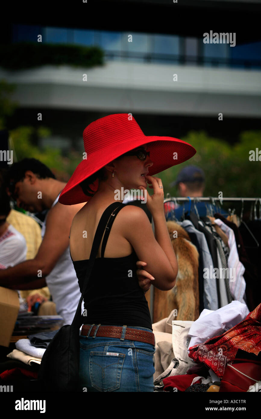 La ragazza di Red hat al mercato di vestiti Sydney Australia Foto Stock