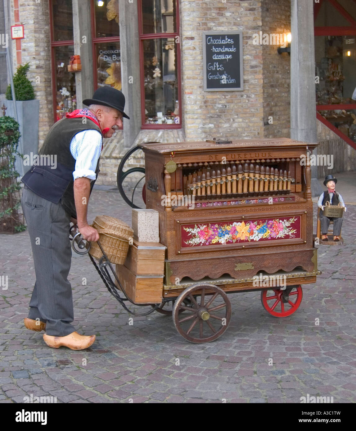 Ghironda uomo del burg Bruges Belgio Foto Stock
