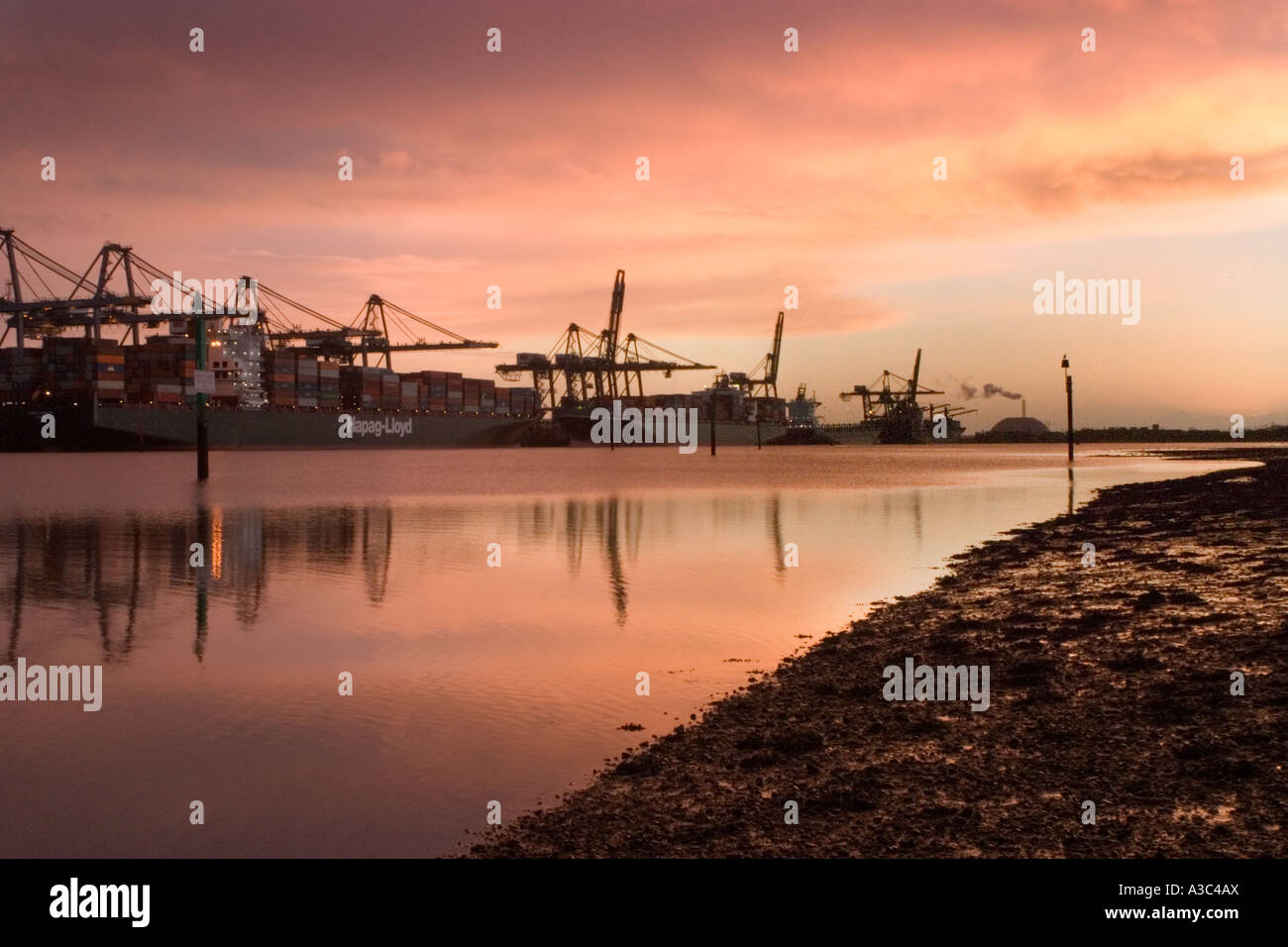 Porto di Southampton nave portacontainer di Sunrise Foto Stock