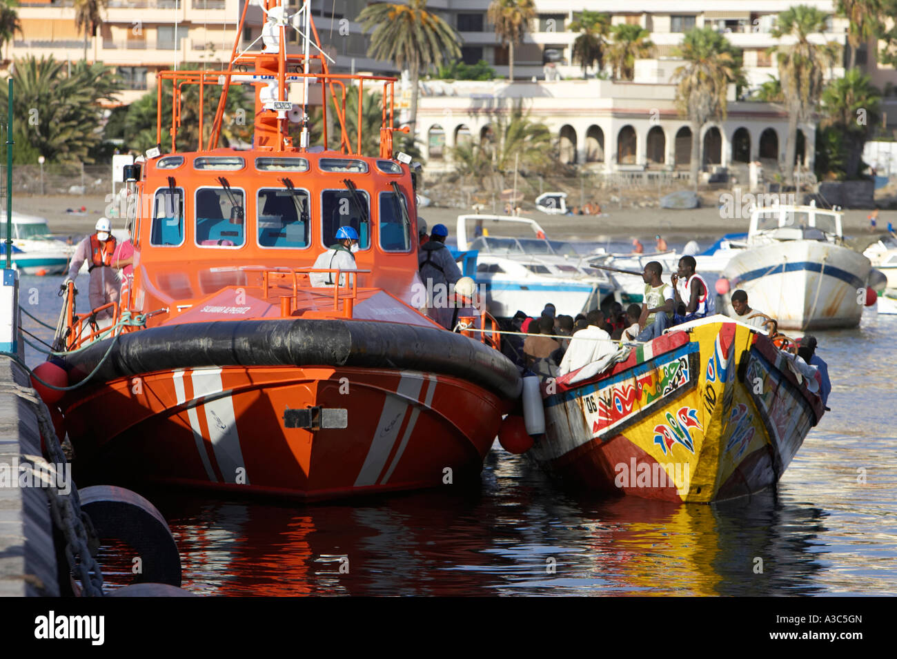 Polizia spagnola e i funzionari di abbigliamento protettivo e maschere su orange maritimo salvamento Foto Stock