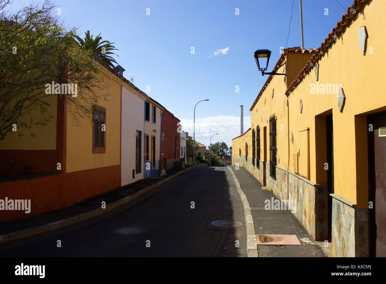 Strada stretta dei tradizionali e moderni edifici di riproduzione tacoronte Tenerife Isole Canarie Spagna Foto Stock