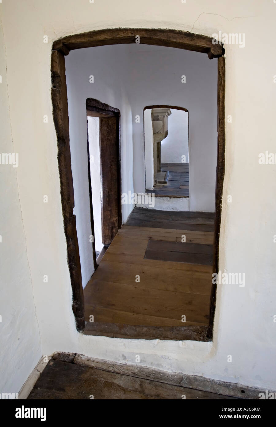 Guardando attraverso la serie di porte con soglie Plas Mawr Conwy Wales UK Foto Stock