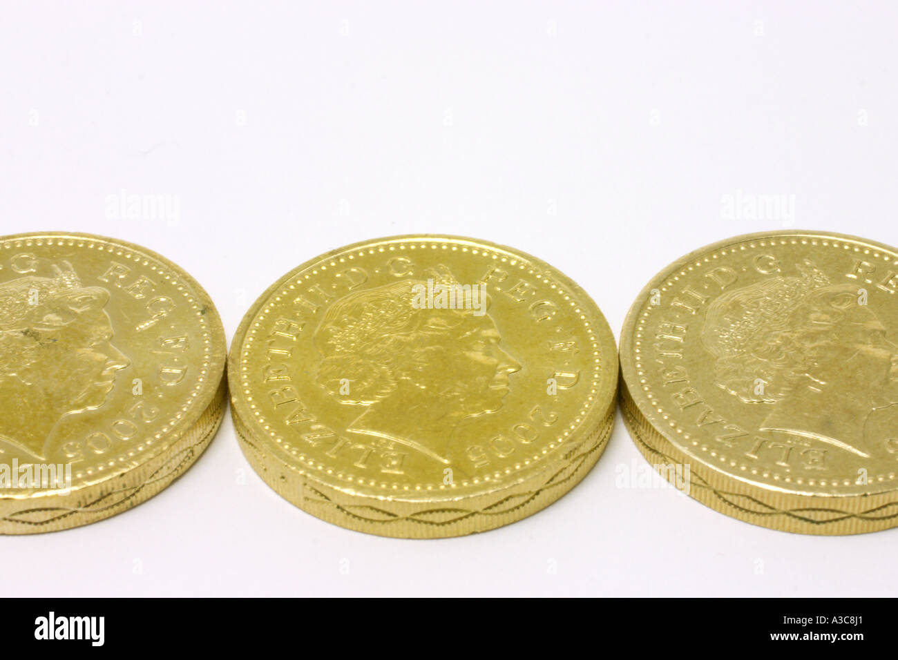 Linea di tre British pound monete Foto Stock