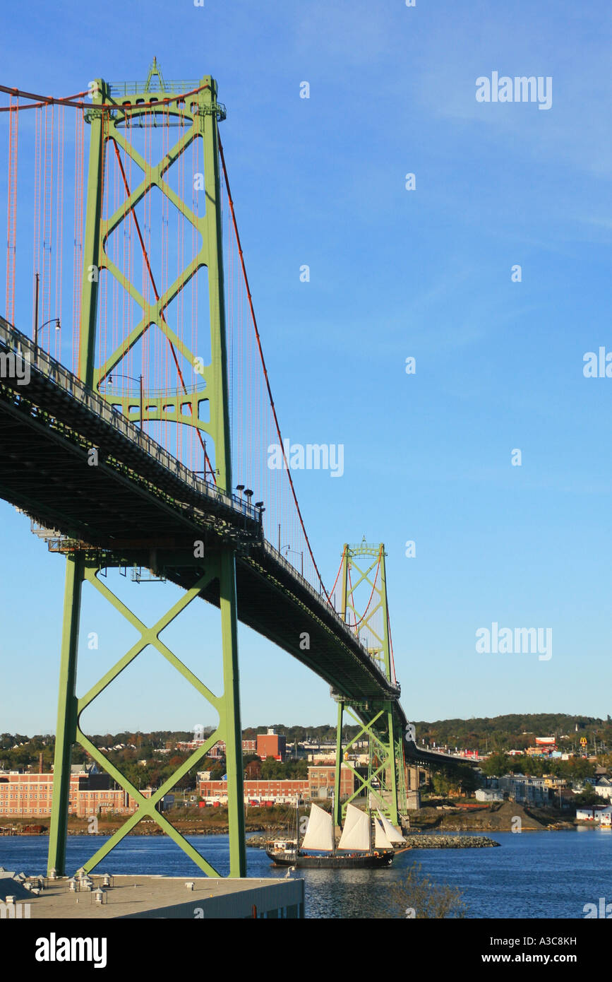 Angus L. Macdonald Bridge, Halifax, Nova Scotia, Canada, coprendo il porto di Halifax Foto Stock