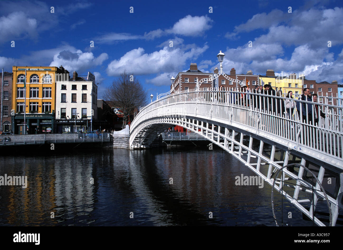 L'Ha'penny Bridge sul fiume Liffey Dublino Irlanda Foto Stock