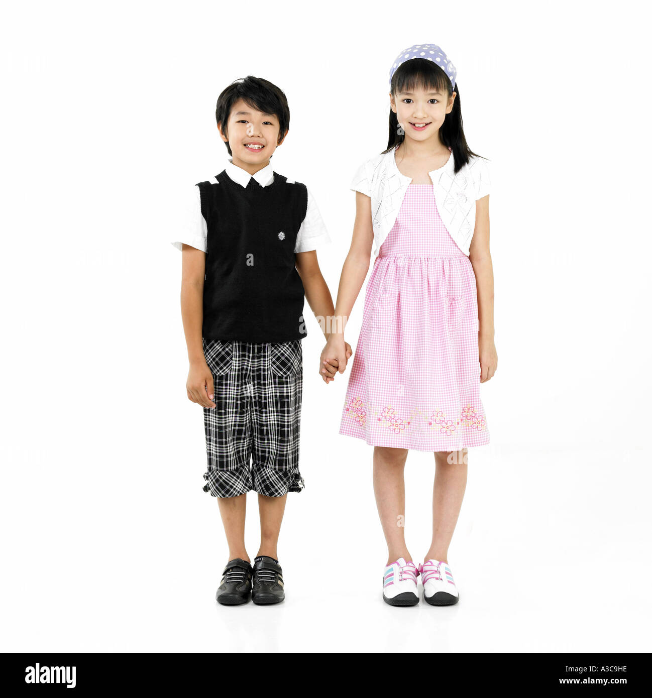 I bambini si tengono per mano Foto Stock