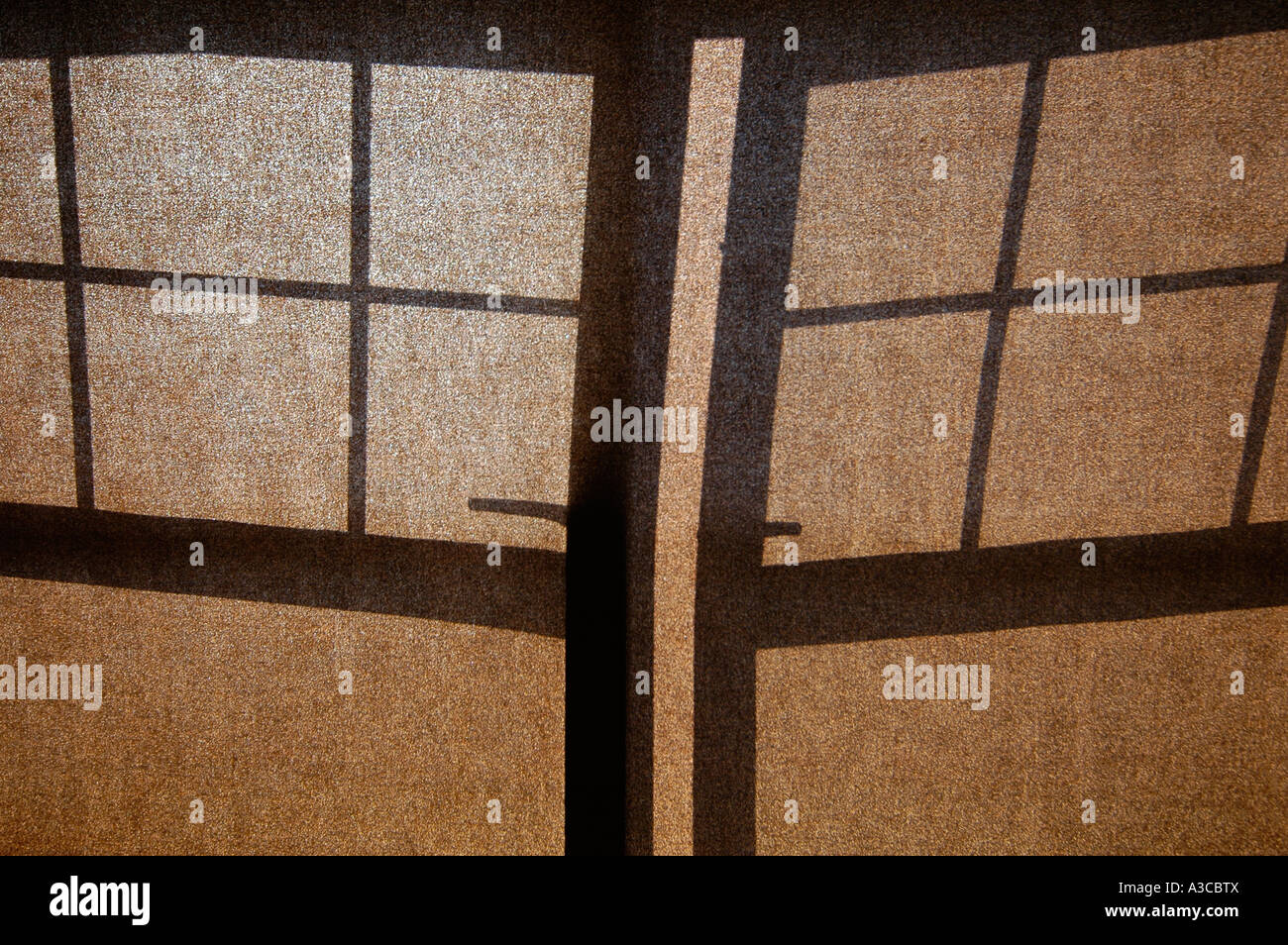 Silhouette di un telaio di finestra in cotone non vedenti disegno astratto concetto silhouette di forma differente Foto Stock