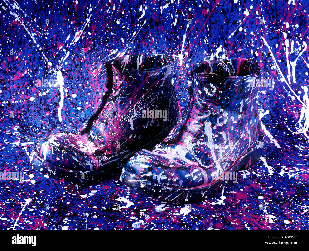 Vecchio paio di stivali; dipinto di Jackson Pollock style Foto Stock