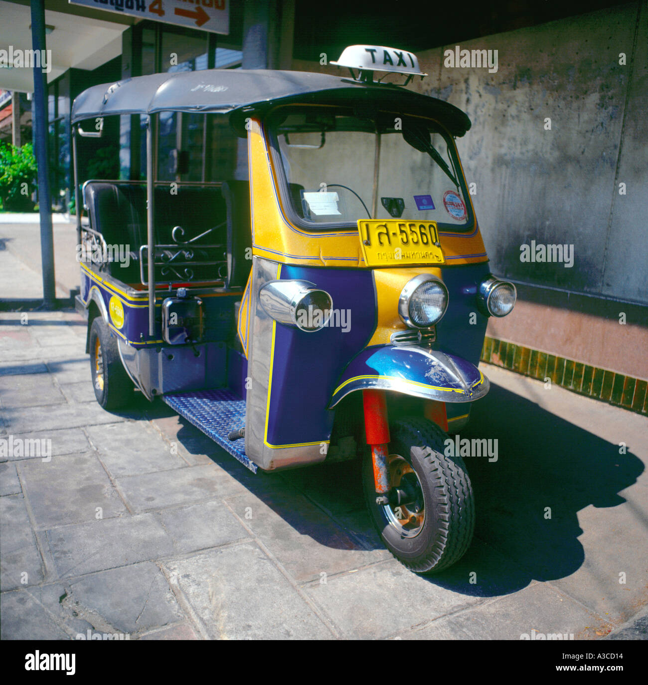 Un Tuk Tuk a 3 ruote taxi parcheggiato sul marciapiede in Phayathai Road di Bangkok in Thailandia Foto Stock