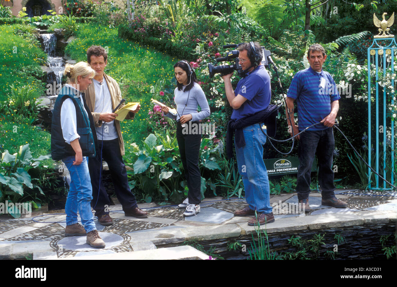 Monty Don e troupe televisiva catturare al Chelsea Flower Show London Inghilterra England Foto Stock Monty Don e troupe televisiva catturare al Chelsea Flower Show London Inghilterra England Foto Stock