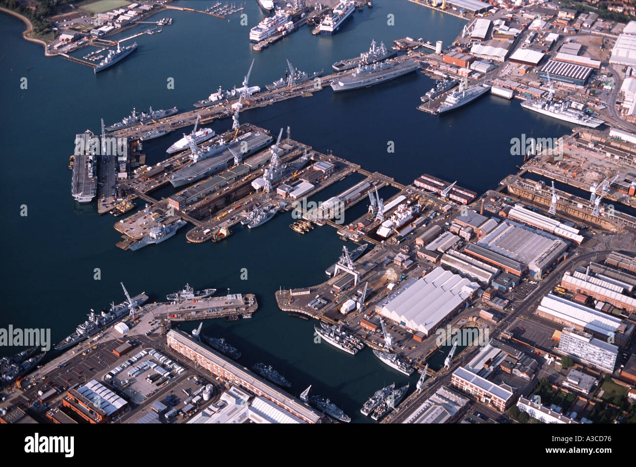 Vista aerea della British Base Navale di Portsmouth Regno Unito Luglio 2002 Foto Stock