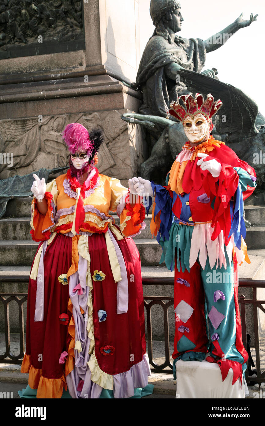 Due Venete con maschera e dogane sono in posa per il turista a Venezia Italia la maschera per il viso a San Marco, Sq Foto Stock