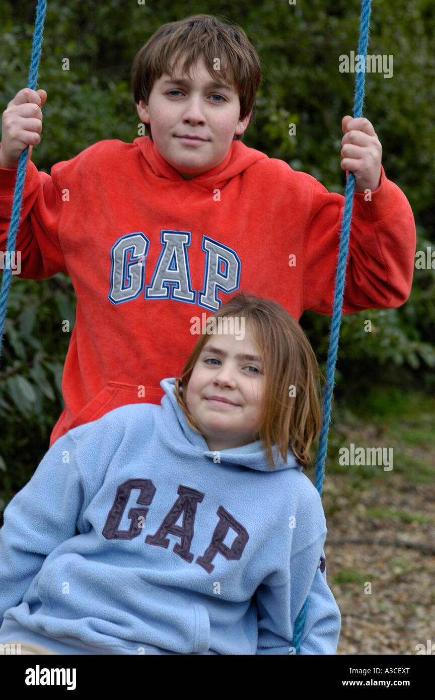 Fratello e Sorella su swing di indossare il logo Gap felpe Foto stock -  Alamy