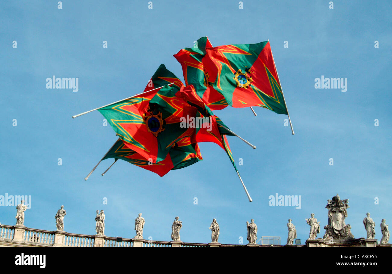 Una performance con le bandiere prima dell' inizio della messa domenicale in Piazza San Pietro Città del Vaticano Roma Italia Foto Stock