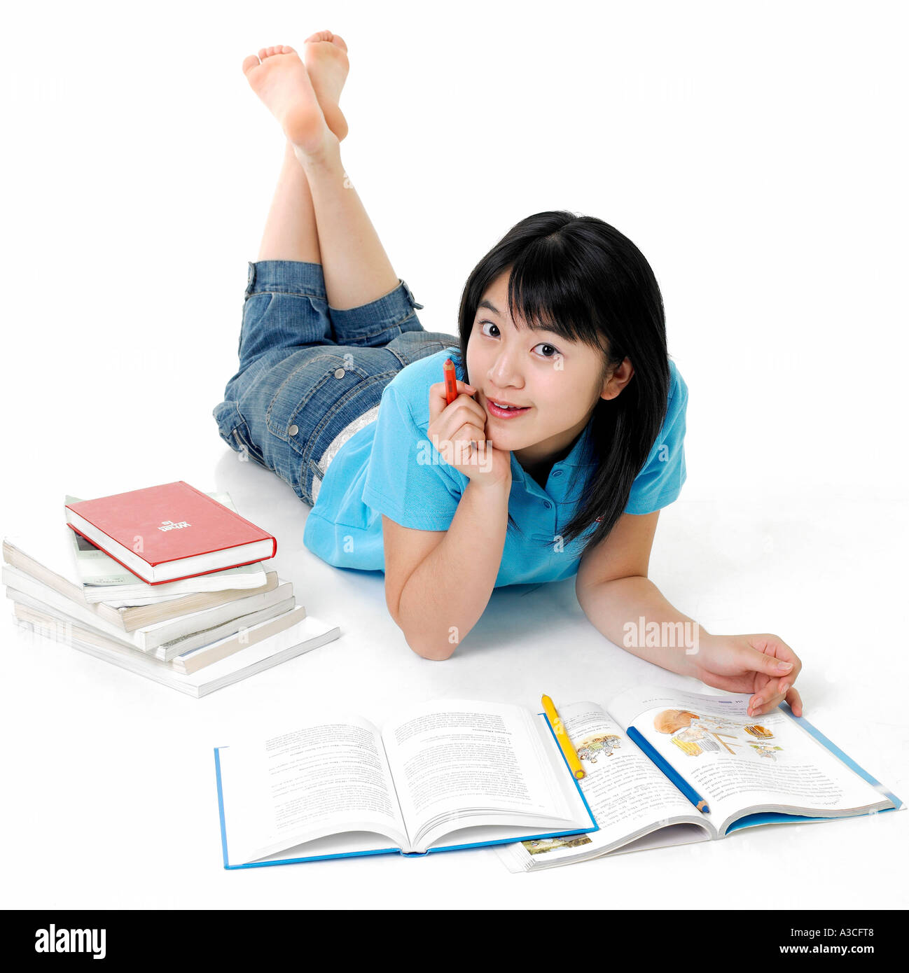 Ragazza adolescente giace sulla sala lettura prenota. Foto Stock