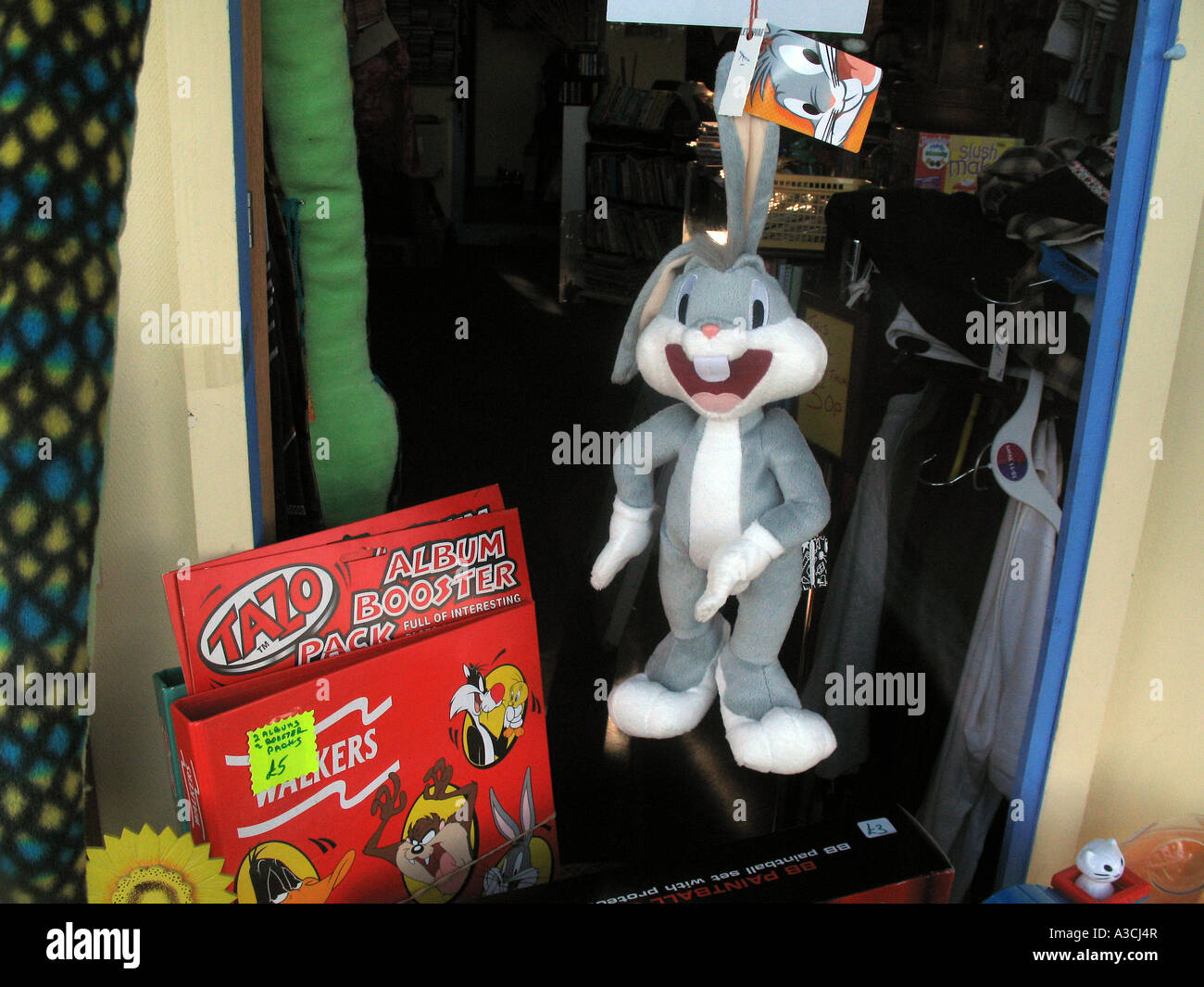 Bugs Bunny giocattolo in carità vetrina Cornwall Regno Unito Foto Stock