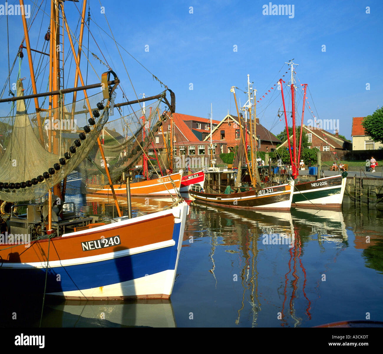 Fisher barche in un porto, Germania, Bassa Sassonia, Frisia orientale, Neuharlingersiel Foto Stock