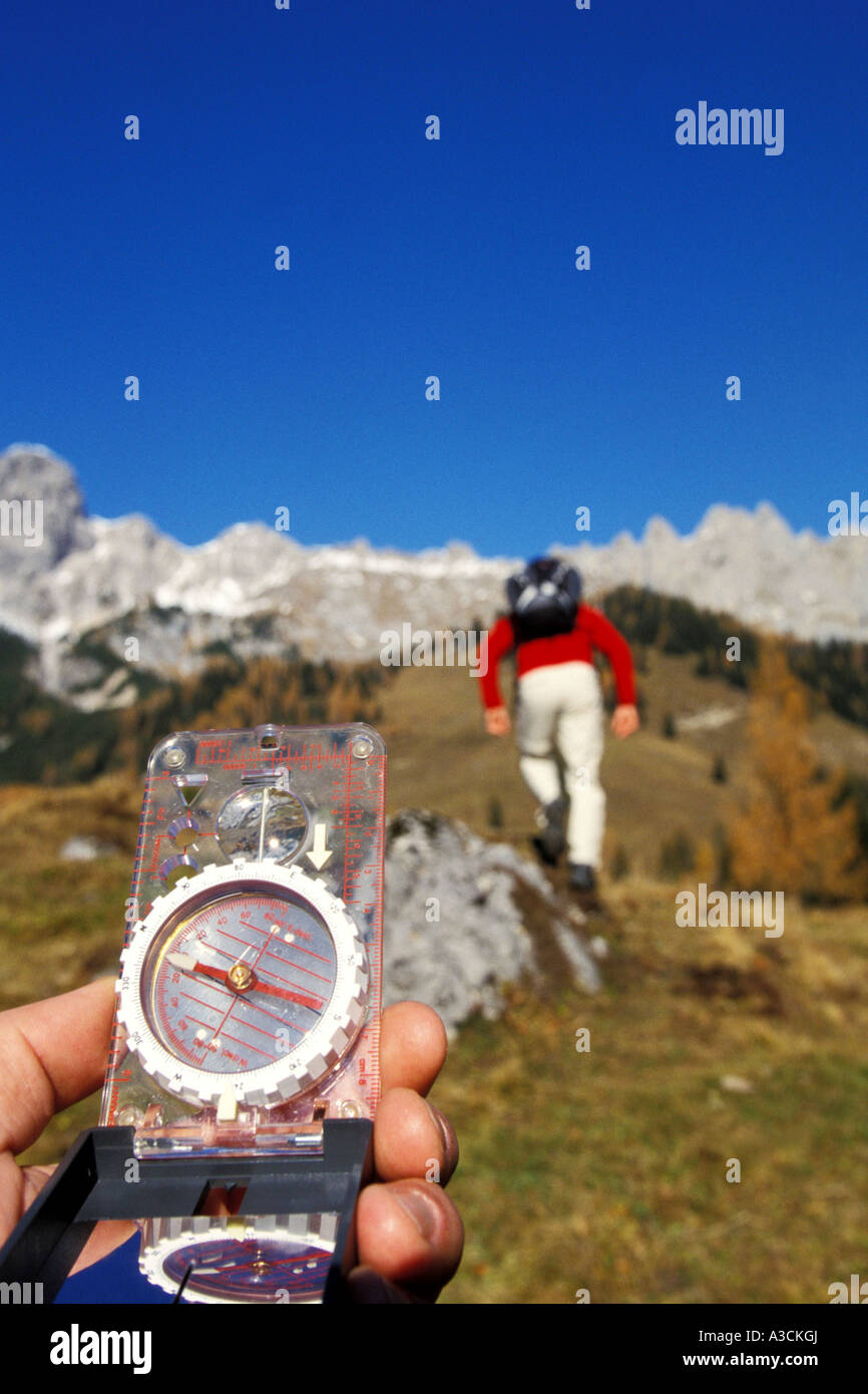 Escursioni in montagna - uomo tenendo una bussola nella fotocamera Foto Stock