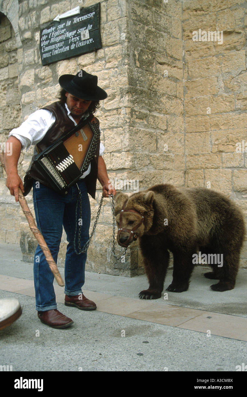 L'orso bruno (Ursus arctos), il proprietario con il suo dancing bear Foto Stock