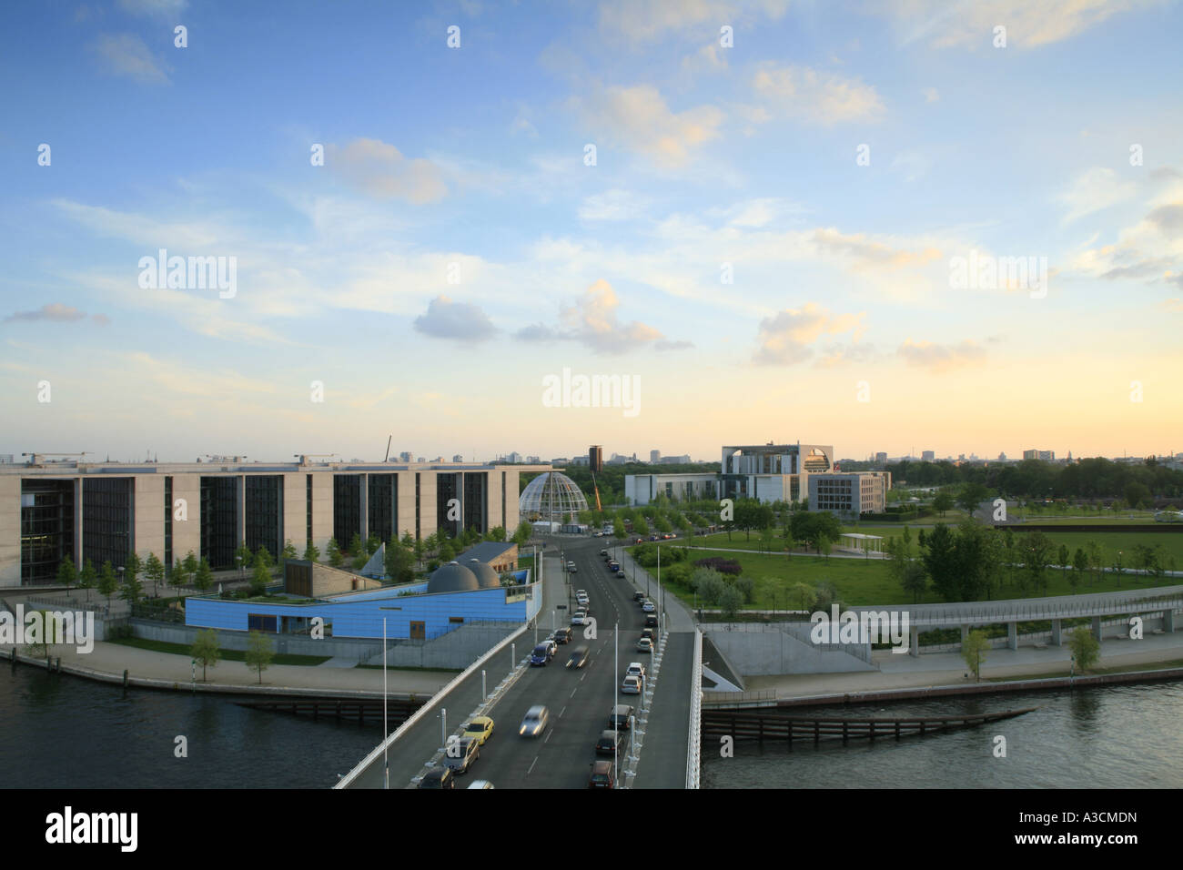 Vista sul tipo di governo del distretto di Berlino in serata con la cancelleria, Paul-Loebe-house, Ambasciata di Svizzera e il kindergar Foto Stock