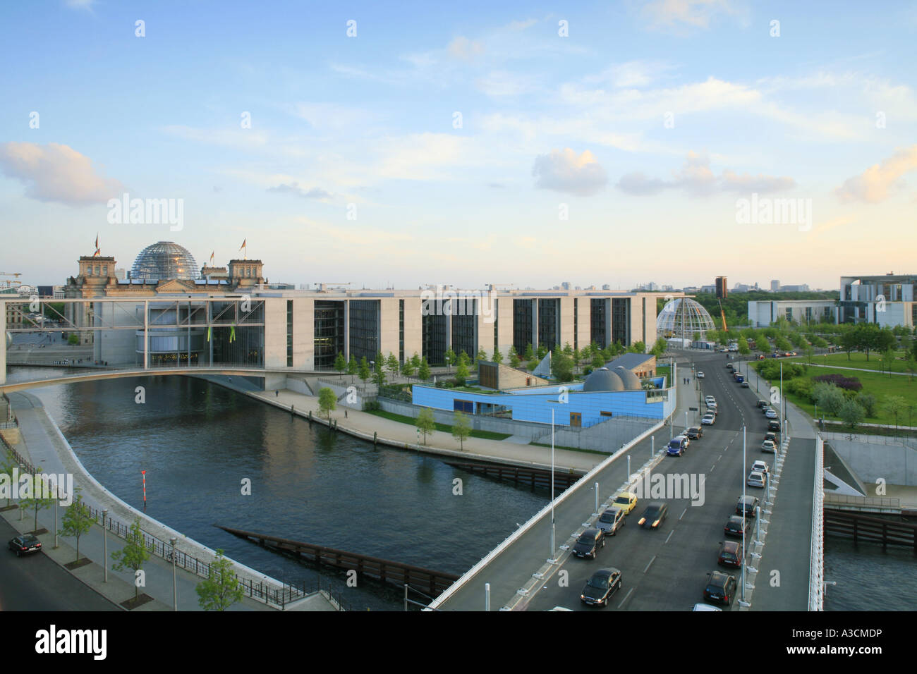 Vista sul tipo di governo del distretto di Berlino in serata con il Reichstag, Paul-Loebe-casa e scuola materna per i parl Foto Stock