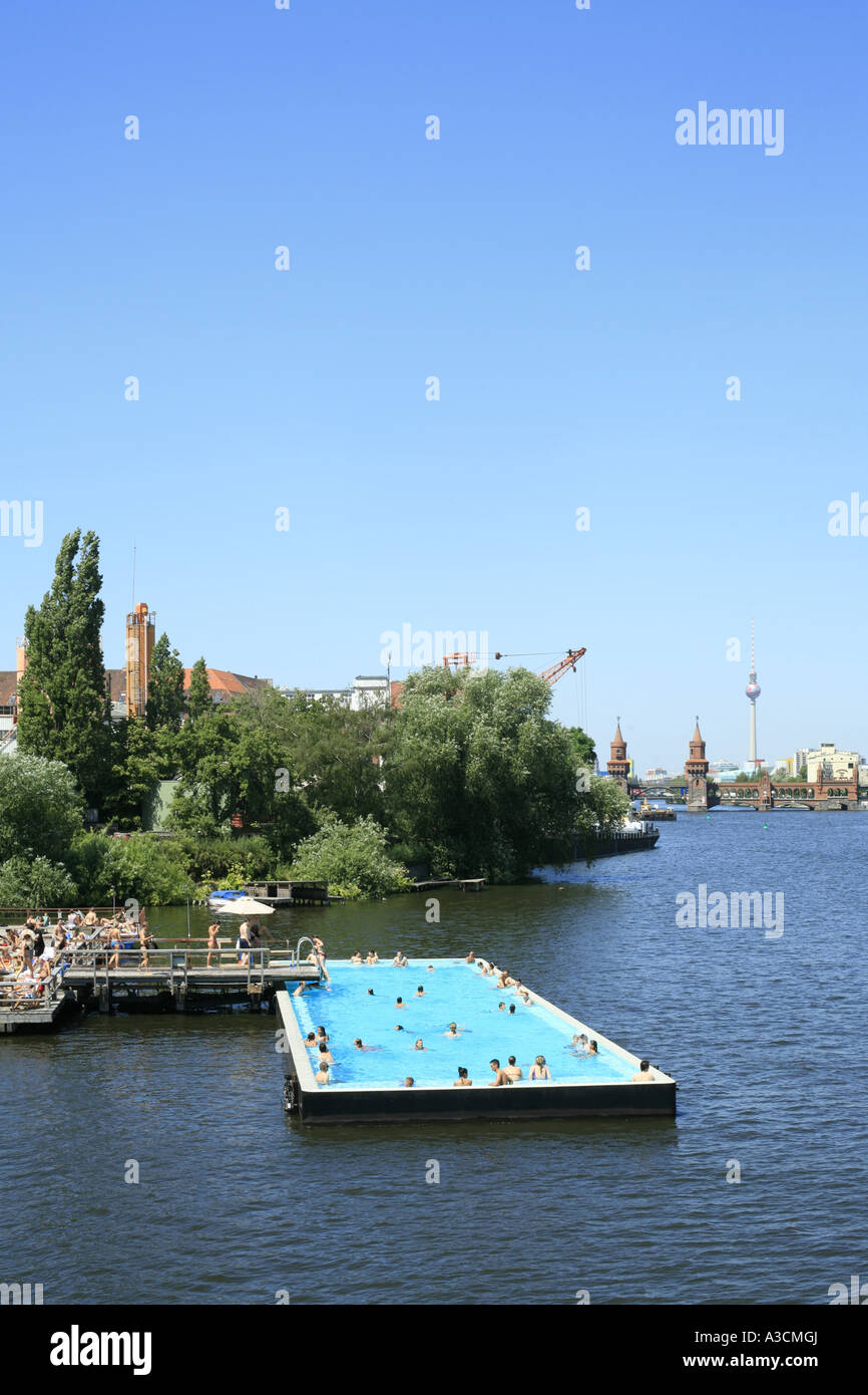 Una Piscina In Nave Sul Fiume Sprea Germania Berlino Foto Stock Alamy