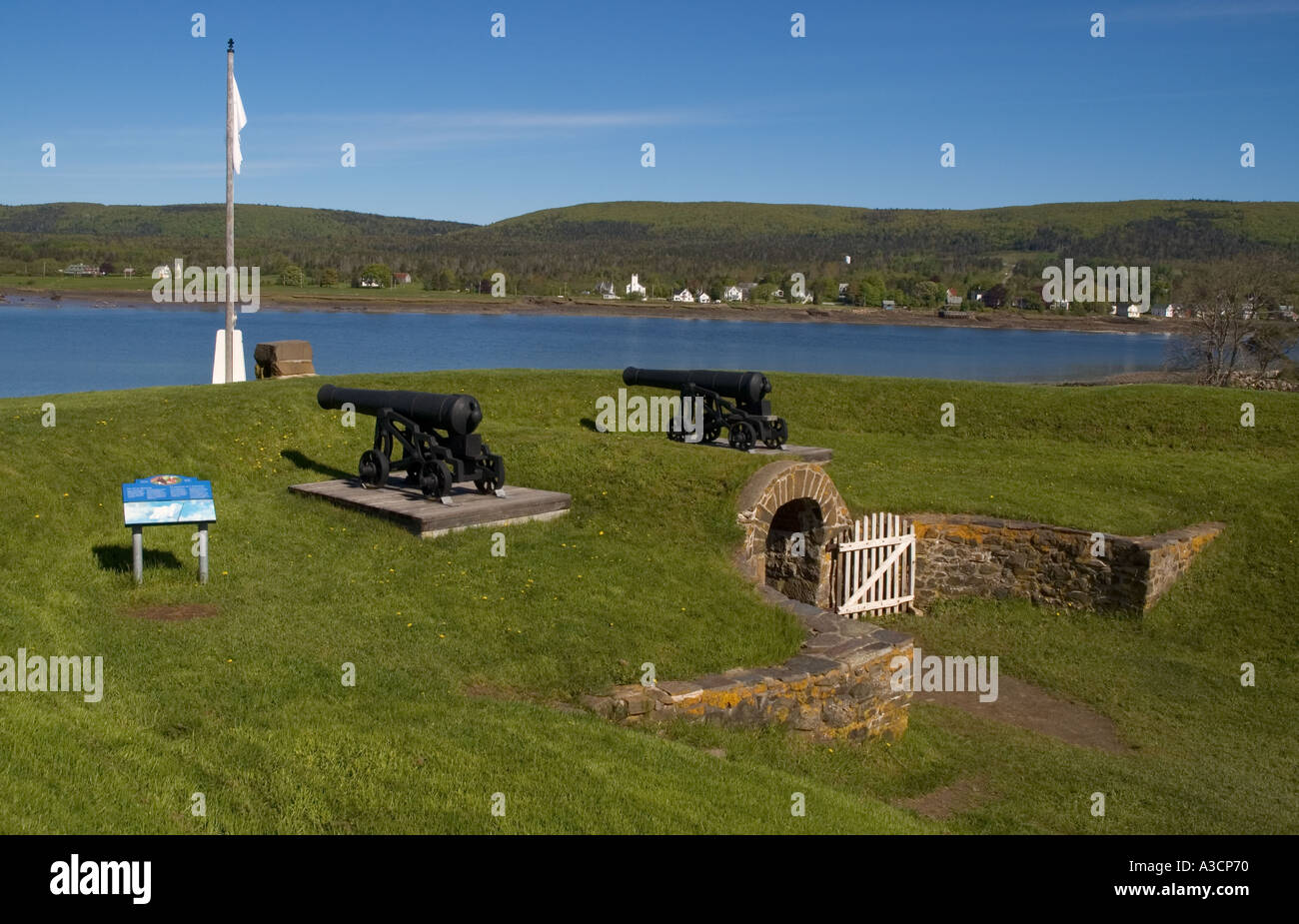 Canada Nova Scotia Annapolis Royal Fort Anne National Historic Site cannon sul bastione affacciato sul fiume di Annapolis Foto Stock