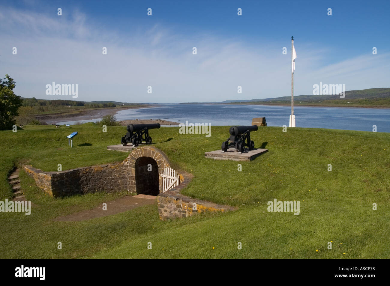 Canada Nova Scotia Annapolis Royal Fort Anne National Historic Site cannon sul bastione affacciato sul fiume di Annapolis Foto Stock