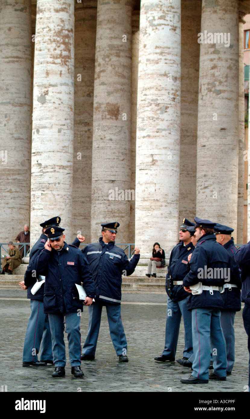 Poliziotti italiano stand infront di colonne in Piazza San Pietro Città del Vaticano Roma Italia Foto Stock