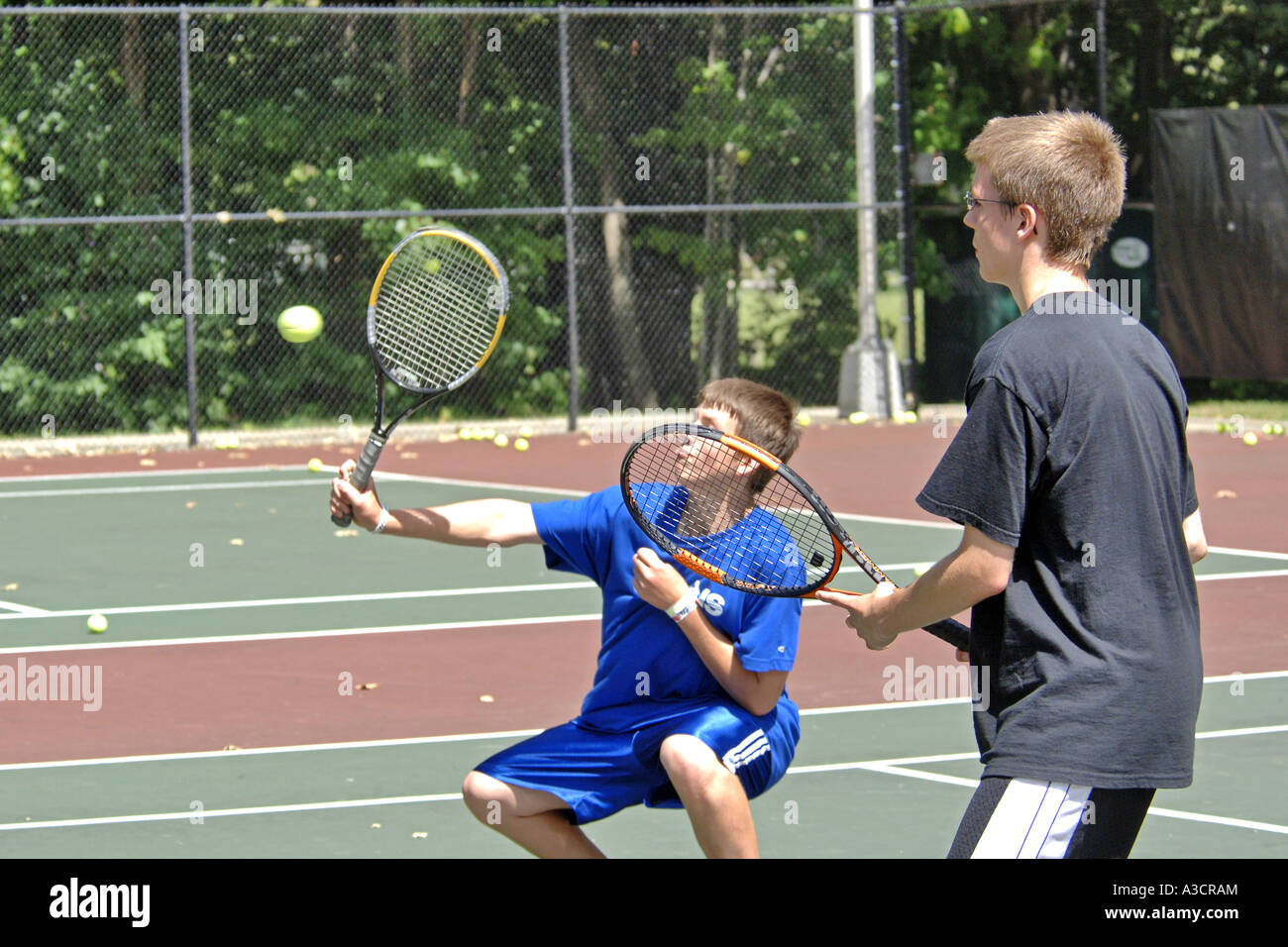 Ragazzi adolescenti imparare a giocare a tennis a un dopo-scuola Club nel  Michigan Foto stock - Alamy