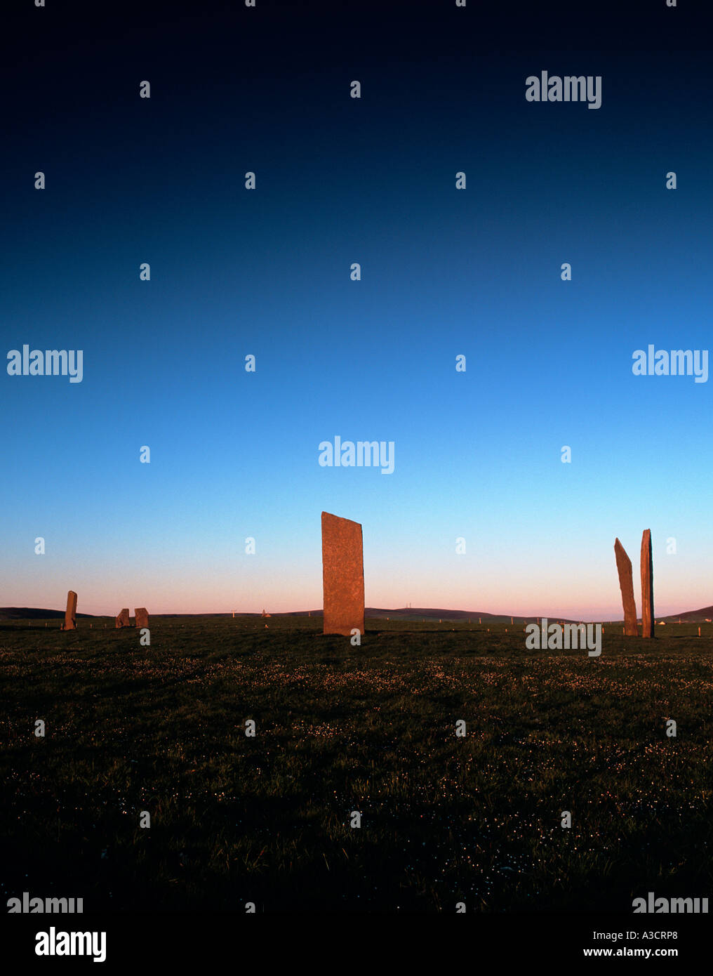 Le pietre di Stennes, Orkney. Fotografato a giugno durante il 'simmer dim' dove il sole salse appena al di sotto dell'orizzonte. Foto Stock
