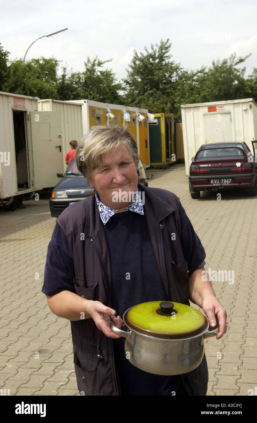 I lavoratori stagionali provenienti dalla Polonia durante la raccolta di fragole in quarti Foto Stock