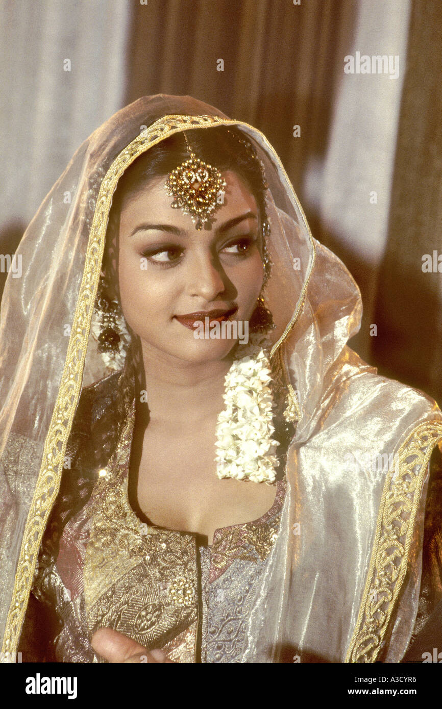 Indian Film di Bollywood star attrice protagonista Aishwarya Rai sul set di Aur Pyar Ho Gaya in seta saree e gajra Foto Stock