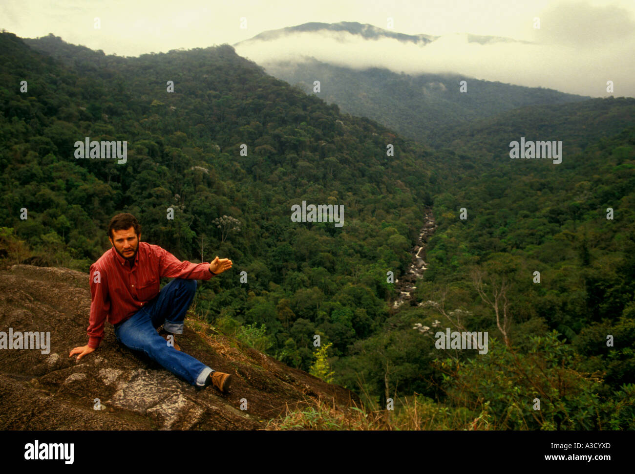 Uomo brasiliano, uomo adulto, naturalista, botanico, guida del tour foresta pluviale atlantica, itatiaia national park, stato di Rio de janeiro, Brasile Foto Stock